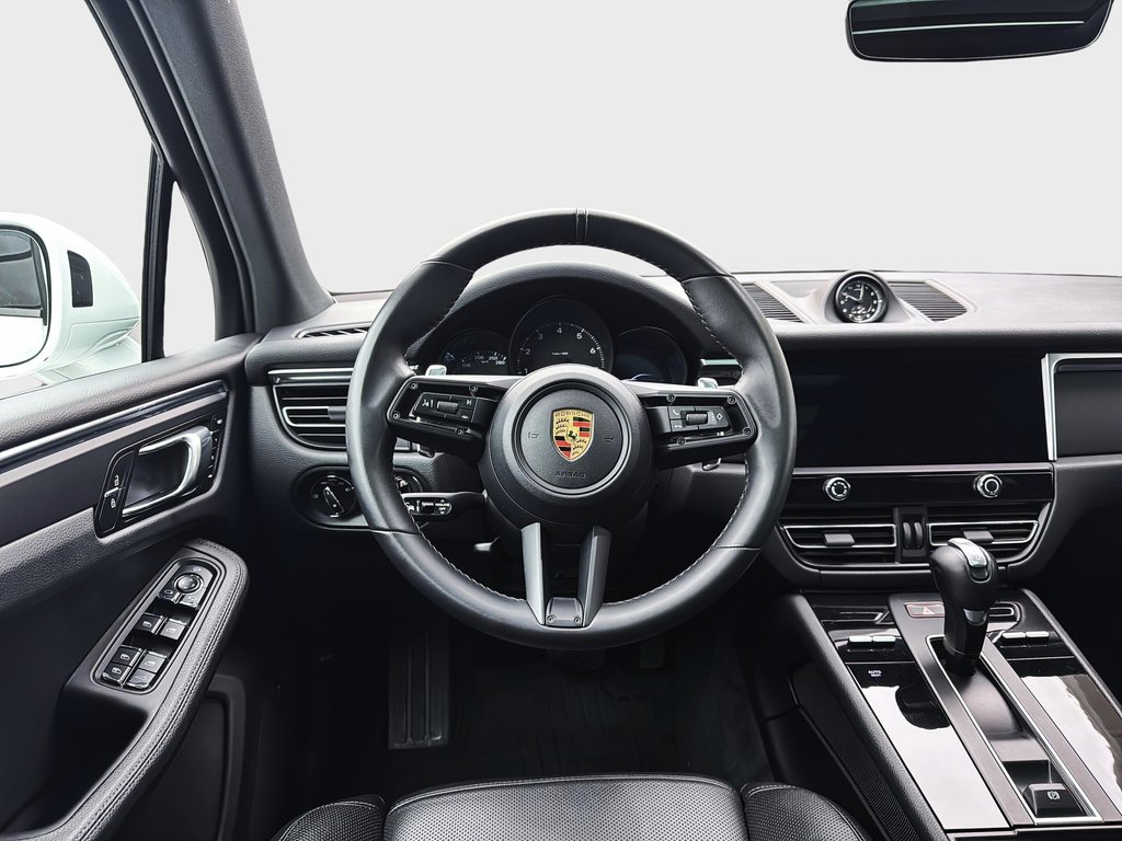 2024 Porsche Macan Premium Package Plus in Laval, Quebec - 14 - w1024h768px