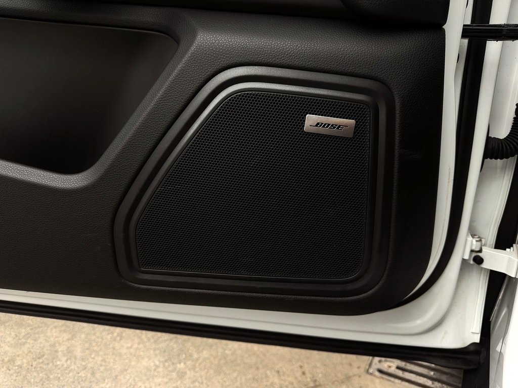 2024 Porsche Macan Premium Package Plus in Laval, Quebec - 30 - w1024h768px