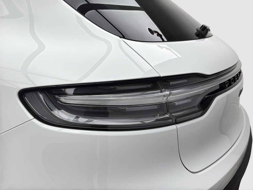 2024 Porsche Macan Premium Package Plus in Laval, Quebec - 9 - w1024h768px