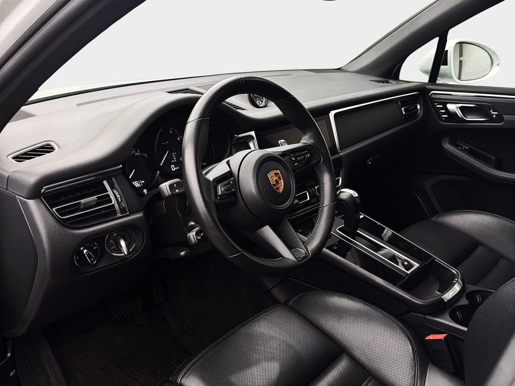 2024 Porsche Macan Premium Package Plus in Laval, Quebec - 12 - w1024h768px