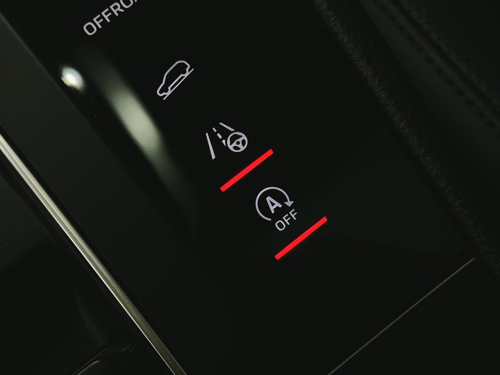 2024 Porsche Macan Premium Package Plus in Laval, Quebec - 21 - w1024h768px