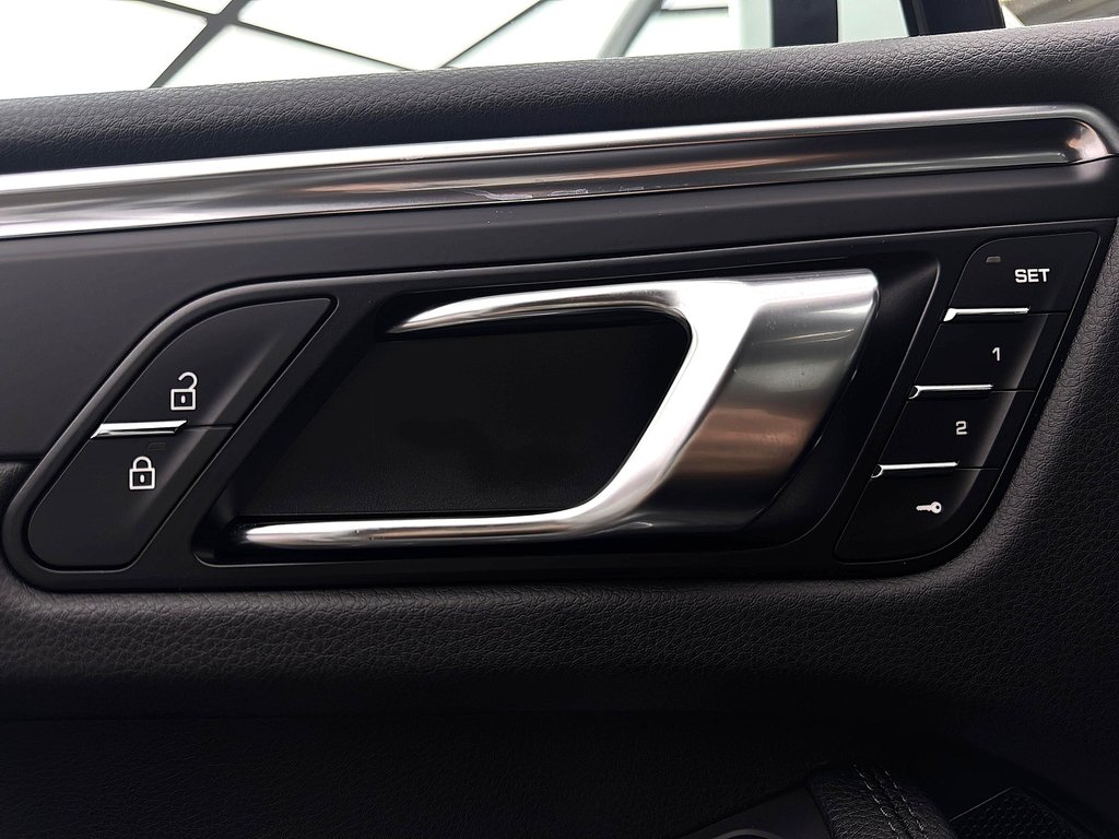 2024 Porsche Macan Premium Package Plus in Laval, Quebec - 28 - w1024h768px
