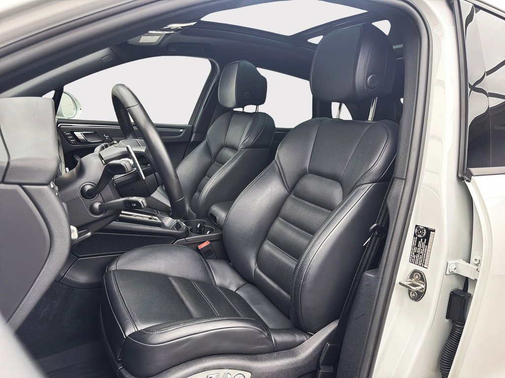 2024 Porsche Macan Premium Package Plus in Laval, Quebec - 13 - w1024h768px