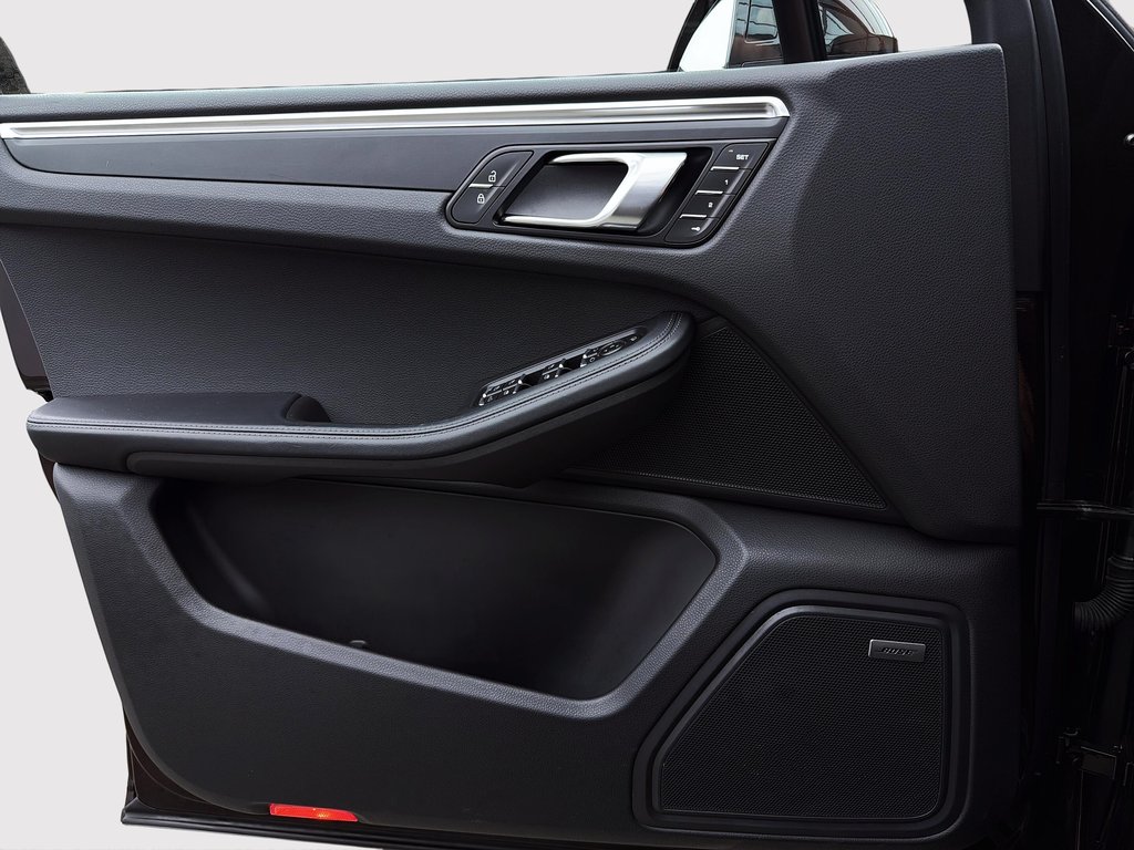 2024 Porsche Macan Premium Package Plus in Laval, Quebec - 29 - w1024h768px