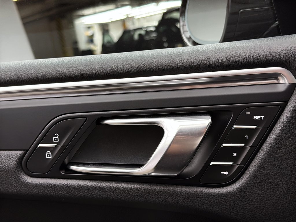 2024 Porsche Macan Premium Package Plus in Laval, Quebec - 30 - w1024h768px