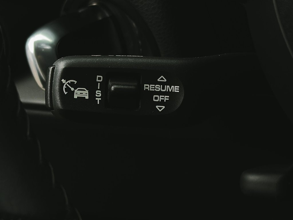 2024 Porsche Macan Premium Package Plus in Laval, Quebec - 14 - w1024h768px