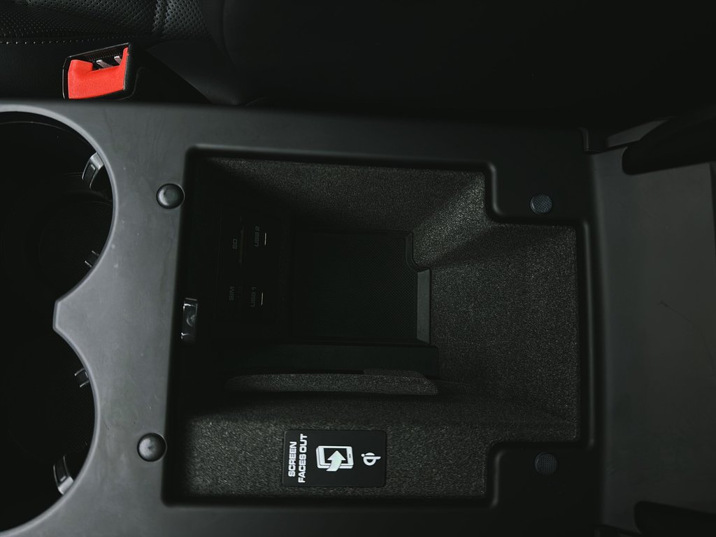 2024 Porsche Macan Premium Package Plus in Laval, Quebec - 21 - w1024h768px