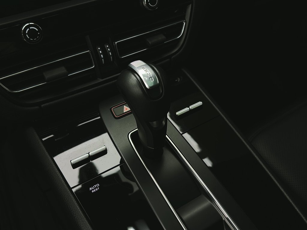 2024 Porsche Macan Premium Package Plus in Laval, Quebec - 17 - w1024h768px