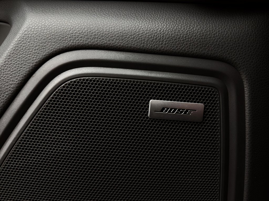 2024 Porsche Macan Premium Package Plus in Laval, Quebec - 33 - w1024h768px