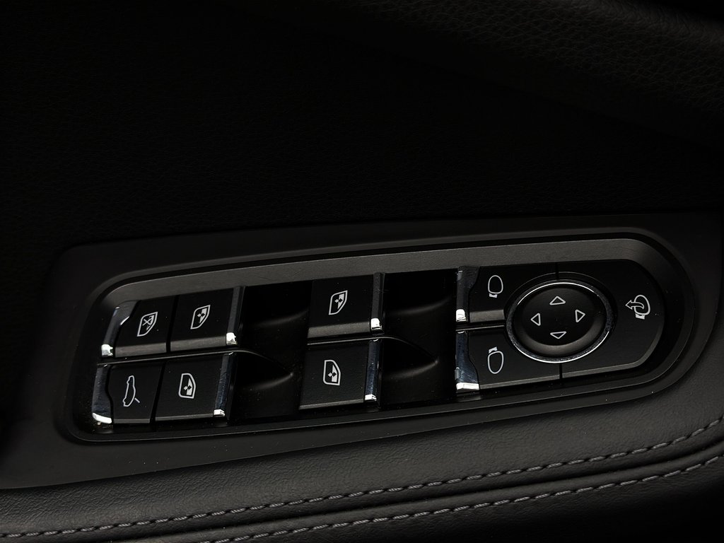 2024 Porsche Macan Premium Package Plus in Laval, Quebec - 31 - w1024h768px