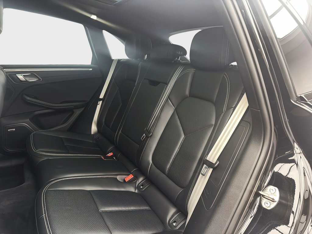2024 Porsche Macan T AWD in Laval, Quebec - 27 - w1024h768px
