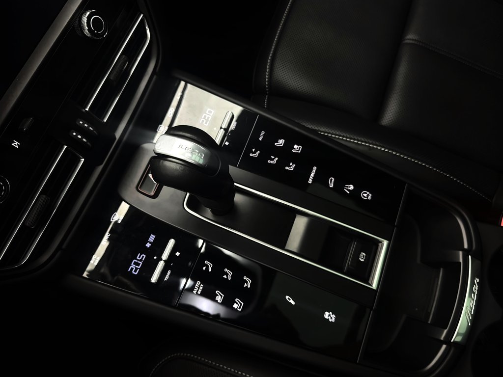 2024 Porsche Macan T AWD in Laval, Quebec - 21 - w1024h768px