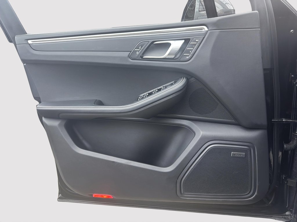 2024 Porsche Macan T AWD in Laval, Quebec - 29 - w1024h768px