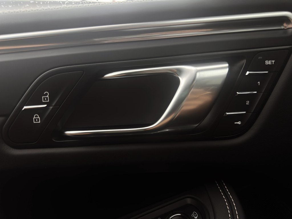 2024 Porsche Macan T AWD in Laval, Quebec - 30 - w1024h768px