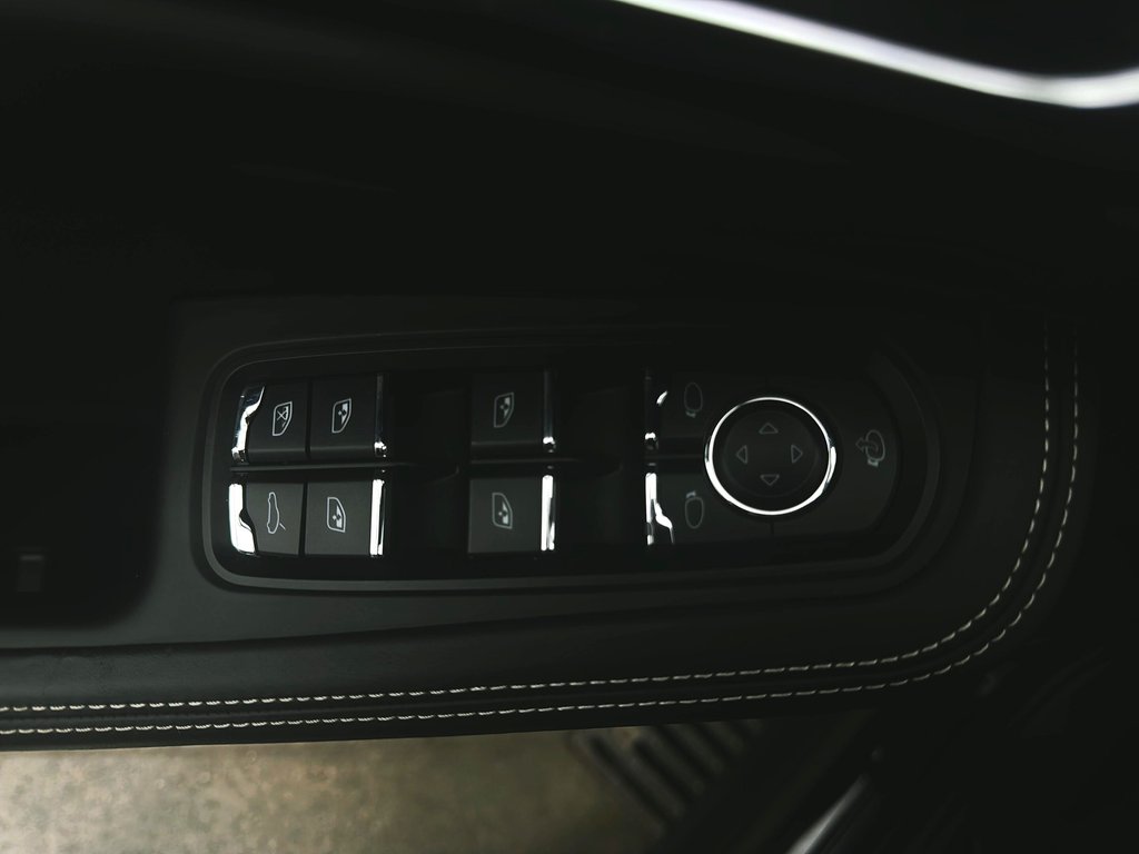 2024 Porsche Macan T AWD in Laval, Quebec - 31 - w1024h768px