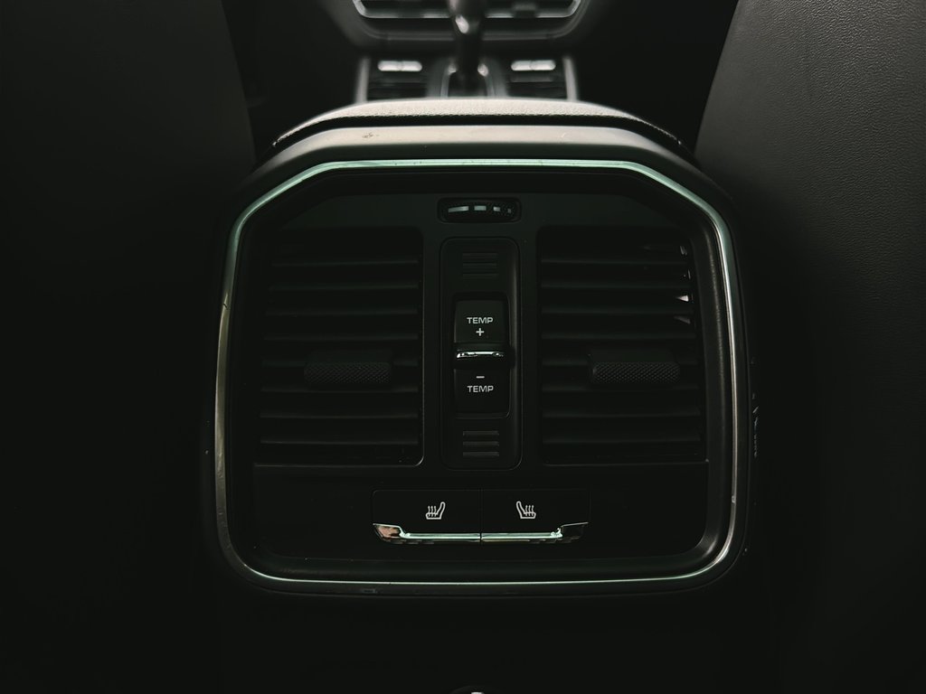 Porsche Macan Premium Package Plus 2024 à Laval, Québec - 16 - w1024h768px