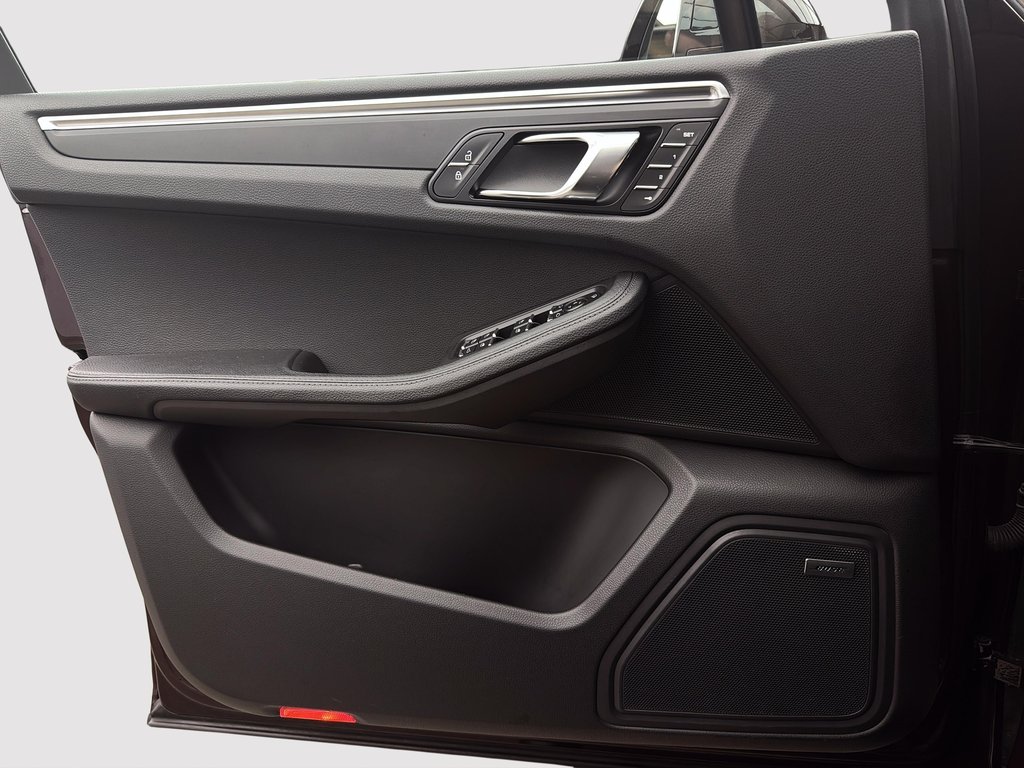 Porsche Macan Premium Package Plus 2024 à Laval, Québec - 27 - w1024h768px