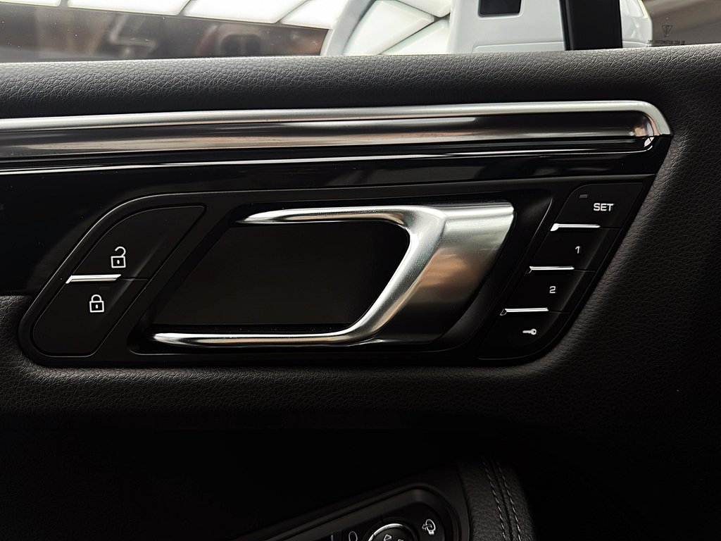 2024 Porsche Macan S Premium Package Plus in Laval, Quebec - 30 - w1024h768px
