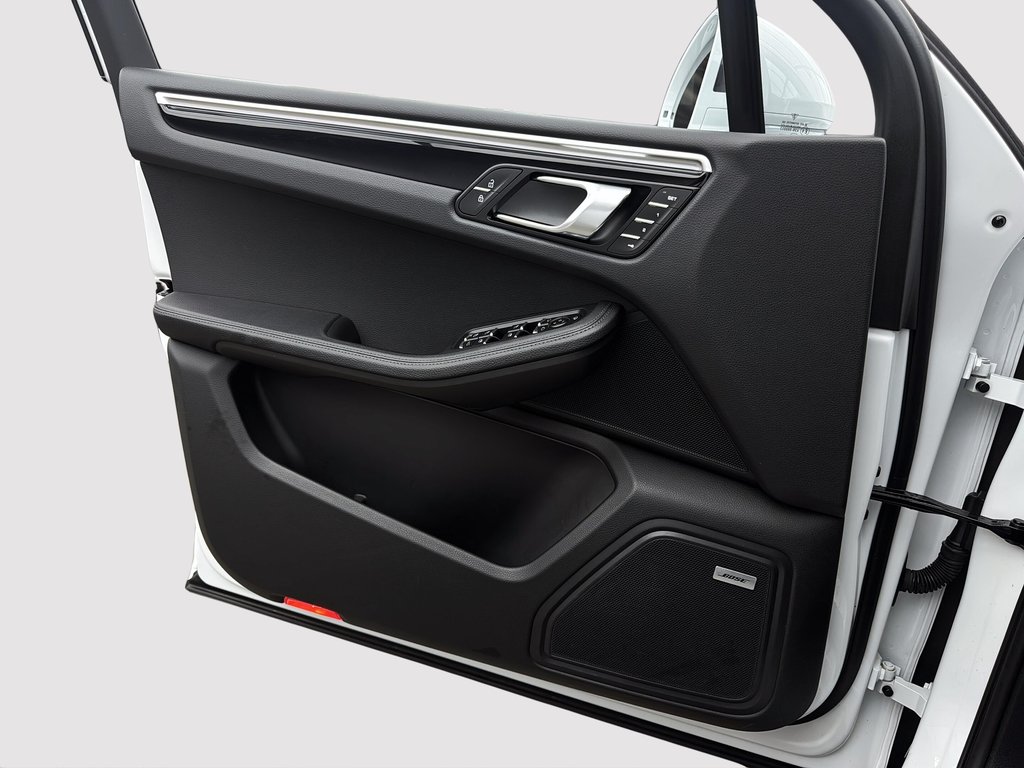 2024 Porsche Macan S Premium Package Plus in Laval, Quebec - 29 - w1024h768px