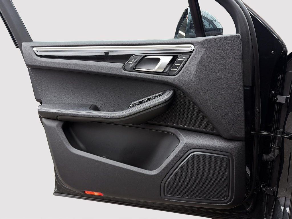 2024 Porsche Macan S Premium Package Plus in Laval, Quebec - 28 - w1024h768px