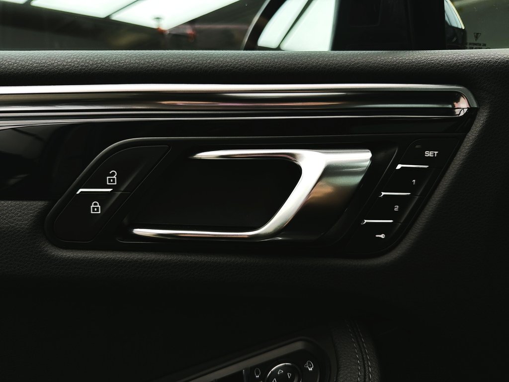 2024 Porsche Macan S Premium Package Plus in Laval, Quebec - 29 - w1024h768px