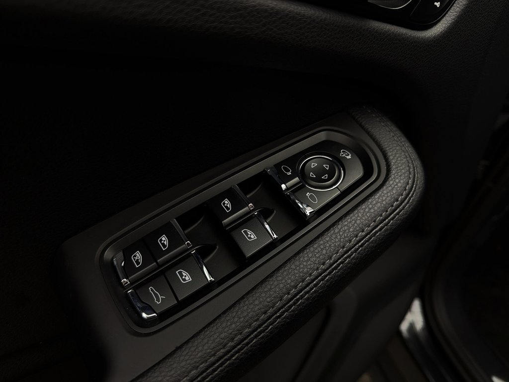 2024 Porsche Macan S Premium Package Plus in Laval, Quebec - 30 - w1024h768px