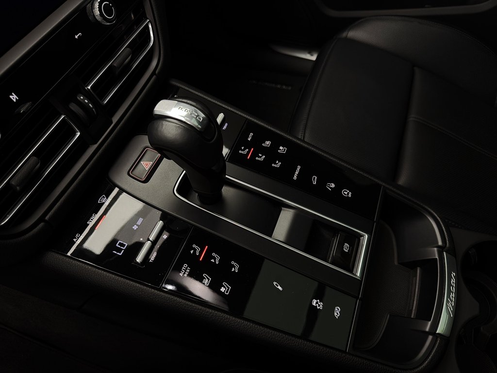 2024 Porsche Macan S Premium Package Plus in Laval, Quebec - 21 - w1024h768px