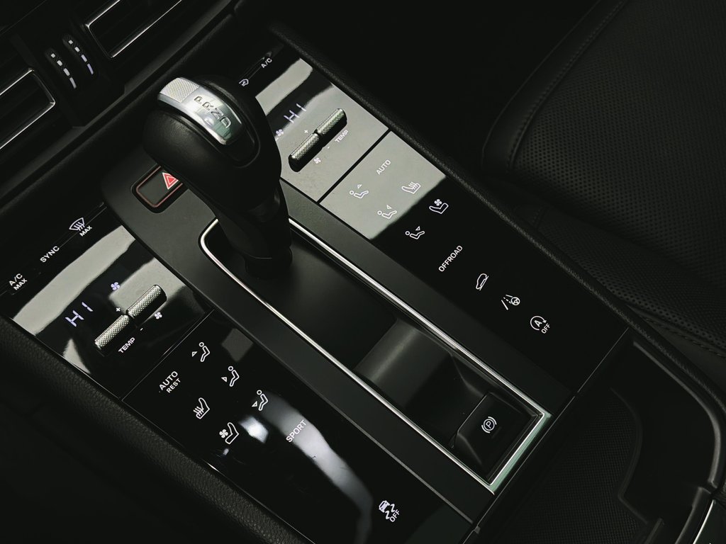Porsche Macan Premium Package Plus 2024 à Laval, Québec - 20 - w1024h768px
