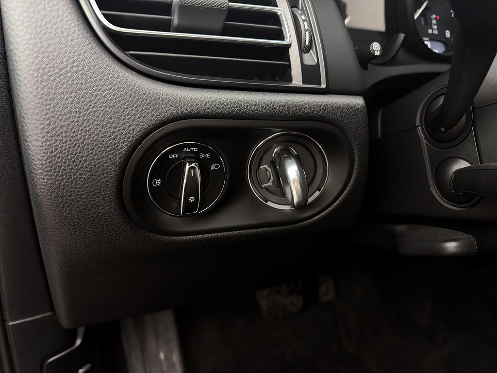 Porsche Macan Premium Package Plus 2024 à Laval, Québec - 16 - w1024h768px