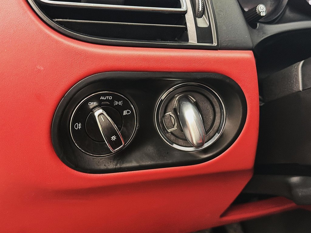 2024 Porsche Macan Premium Package Plus in Laval, Quebec - 16 - w1024h768px