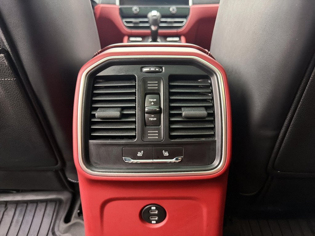 2024 Porsche Macan Premium Package Plus in Laval, Quebec - 27 - w1024h768px