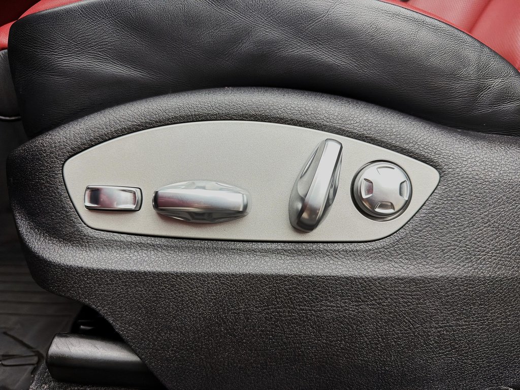 2024 Porsche Macan Premium Package Plus in Laval, Quebec - 25 - w1024h768px