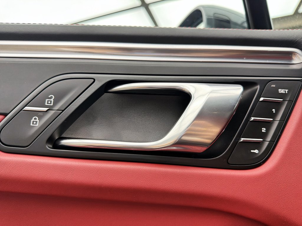 2024 Porsche Macan Premium Package Plus in Laval, Quebec - 29 - w1024h768px