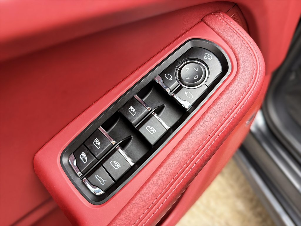 2024 Porsche Macan Premium Package Plus in Laval, Quebec - 30 - w1024h768px