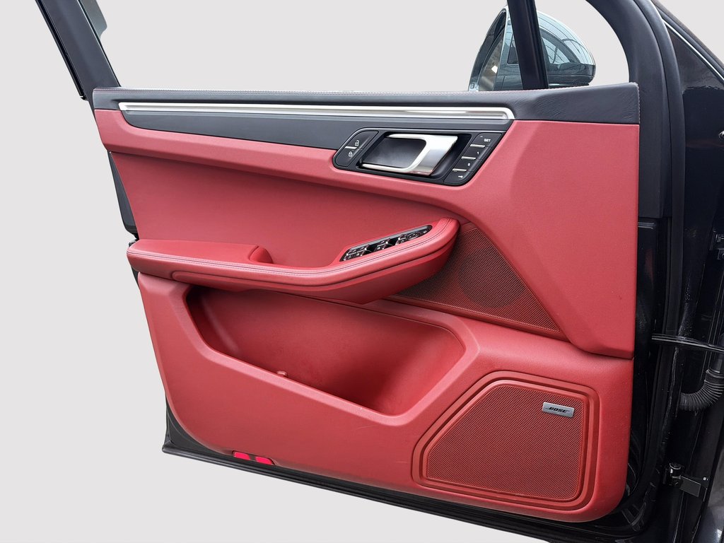 2024 Porsche Macan Premium Package Plus in Laval, Quebec - 28 - w1024h768px