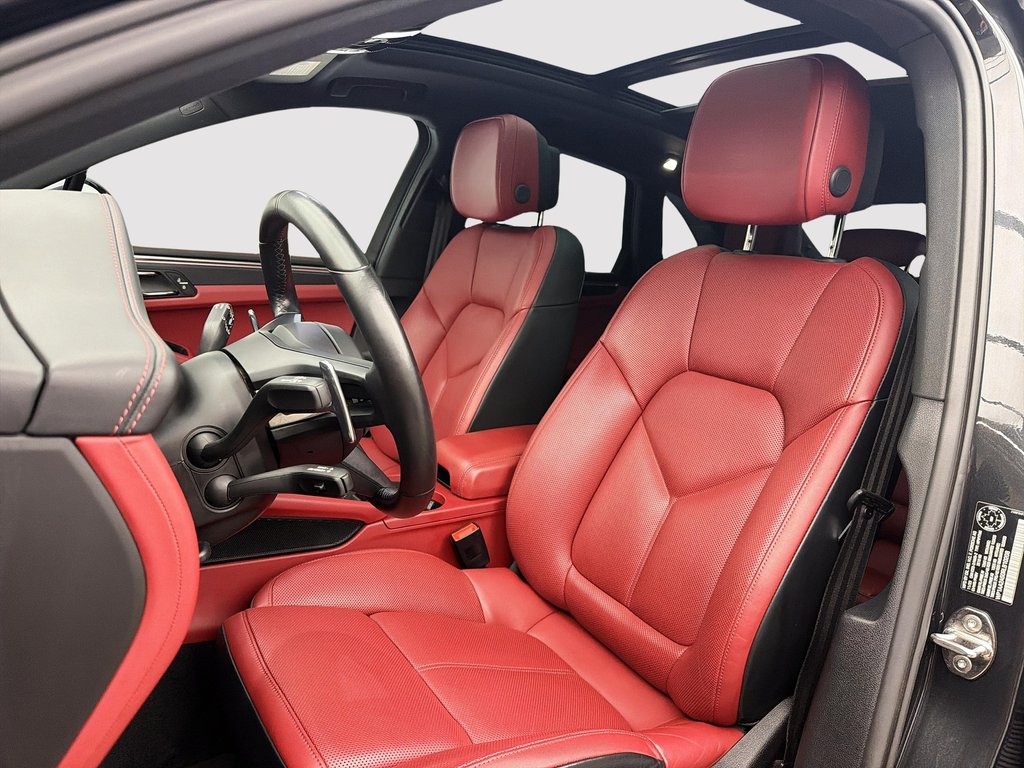 2024 Porsche Macan Premium Package Plus in Laval, Quebec - 13 - w1024h768px