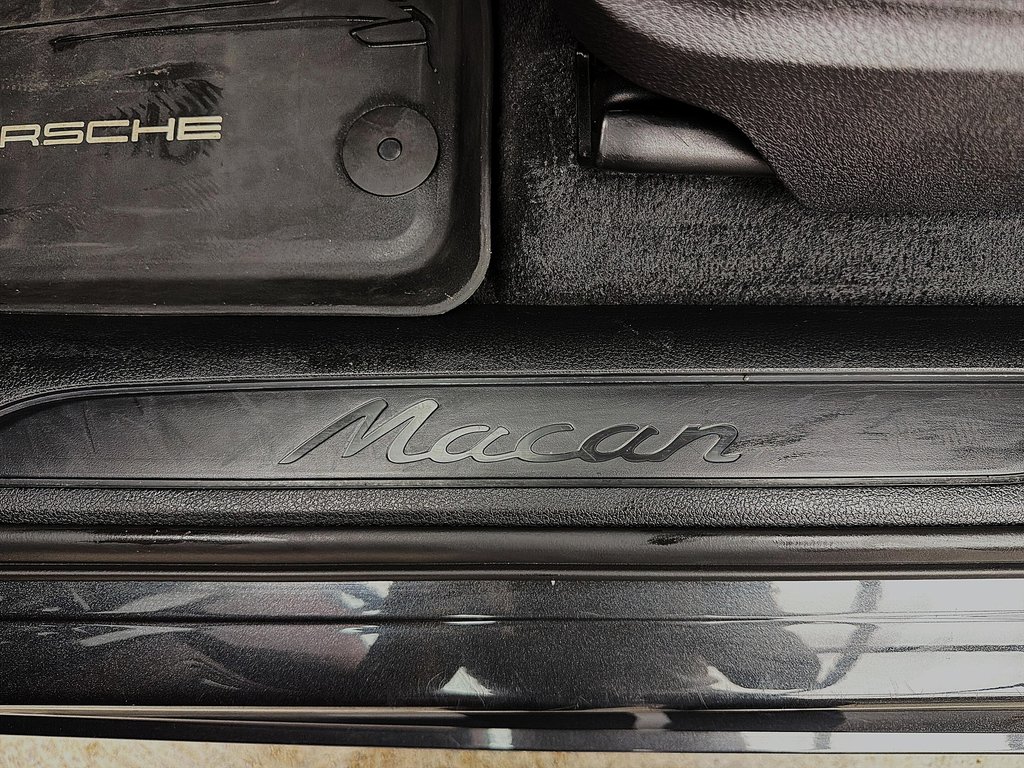 2024 Porsche Macan Premium Package Plus in Laval, Quebec - 32 - w1024h768px
