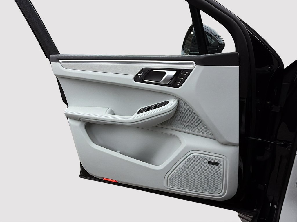 2024 Porsche Macan S AWD in Laval, Quebec - 29 - w1024h768px