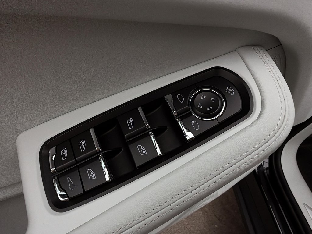 2024 Porsche Macan S AWD in Laval, Quebec - 31 - w1024h768px