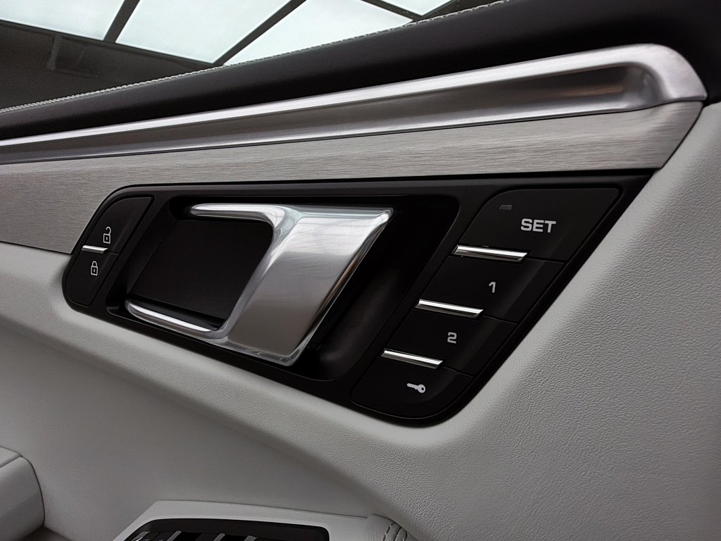 2024 Porsche Macan S AWD in Laval, Quebec - 30 - w1024h768px