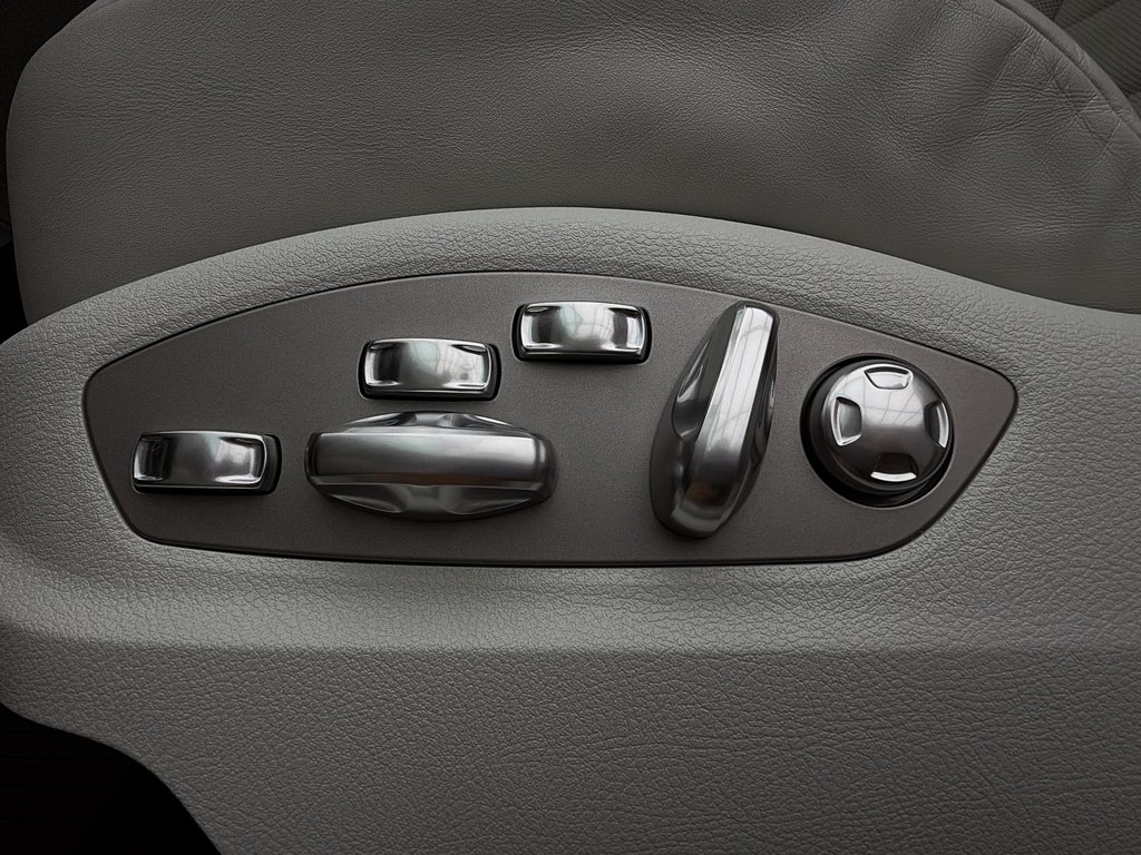 2024 Porsche Macan S AWD in Laval, Quebec - 25 - w1024h768px