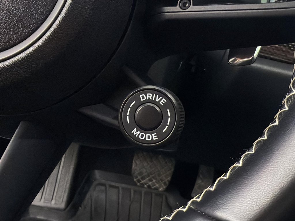 2024 Porsche Macan in Laval, Quebec - 17 - w1024h768px