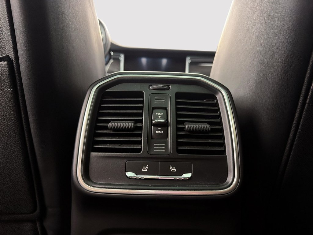 2024 Porsche Macan in Laval, Quebec - 29 - w1024h768px