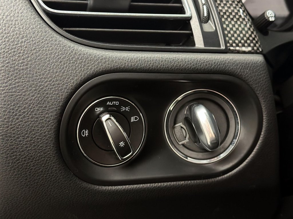 2024 Porsche Macan in Laval, Quebec - 16 - w1024h768px
