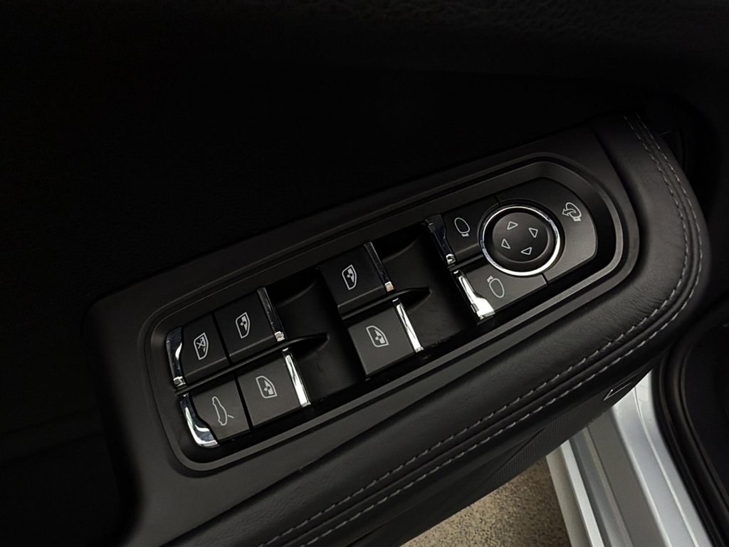 2024 Porsche Macan in Laval, Quebec - 32 - w1024h768px