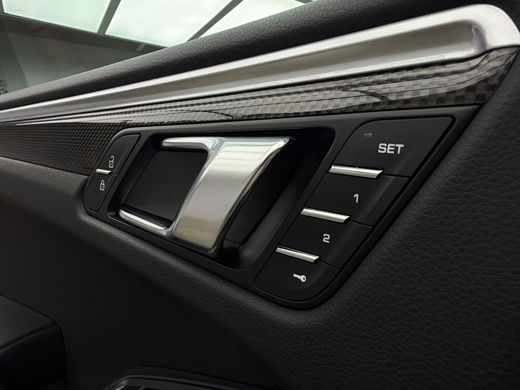 2024 Porsche Macan in Laval, Quebec - 31 - w1024h768px