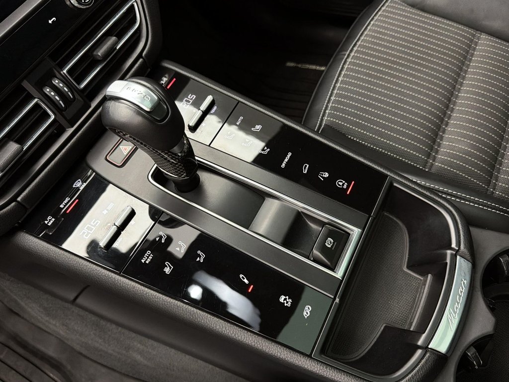 2024 Porsche Macan in Laval, Quebec - 21 - w1024h768px
