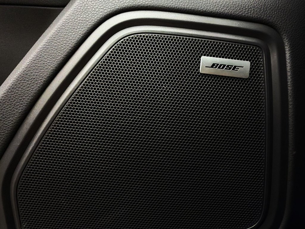 2024 Porsche Macan in Laval, Quebec - 34 - w1024h768px