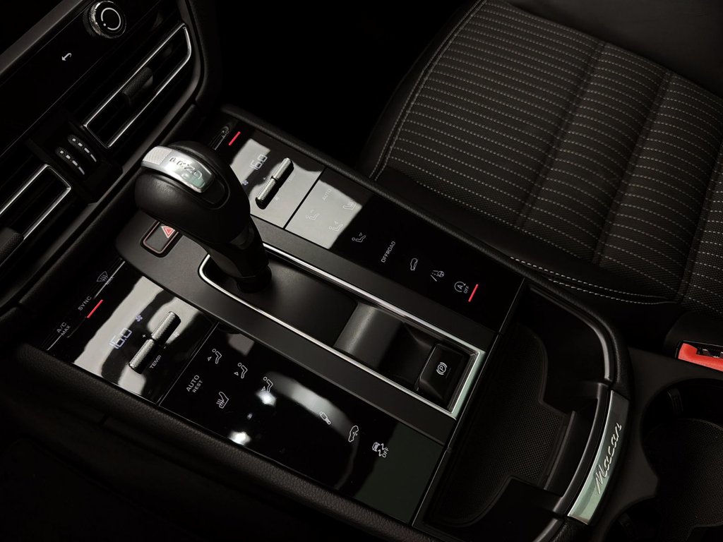 2024 Porsche Macan in Laval, Quebec - 22 - w1024h768px