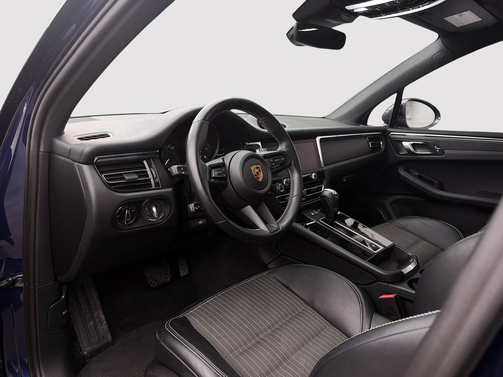 2024 Porsche Macan in Laval, Quebec - 13 - w1024h768px